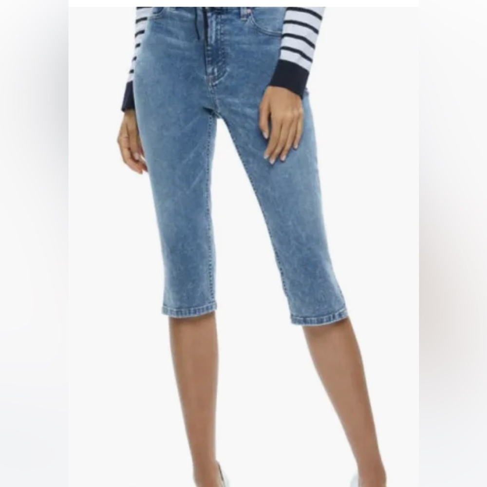 Alice + Olivia Emmie Clamdigger Jeans in Sullivan Vintage Blue